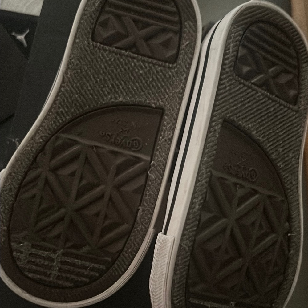 Converse - Picture 2 of 3